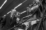 Директор института электросварки имени Е.О.Патона Борис Патон наблюдает за работой сварочного агрегата, 1978 год 