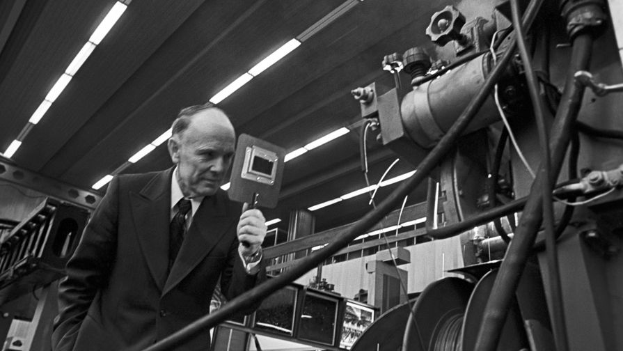 Директор института электросварки имени Е.О.Патона Борис Патон наблюдает за&nbsp;работой сварочного агрегата, 1978 год 