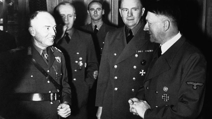 Рейхсканцлер Германии Адольф Гитлер (справа) и кондукэтор Румынии маршал Йон Антонеску во время переговоров 16 января 1943 года. В центре — министр иностранных дел Германии Иоахим фон Риббентроп