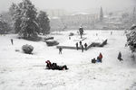 Дети играют во время снегопада в Афинах, Греция, 24 января 2022 года