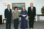 На снимке (слева направо): герцог Эдинбургский (1921-2021), жена Президента России Наина Ельцина, Королева Великобритании Елизавета II и президент России Борис Ельцин перед официальным обедом на борту яхты «Британия», 1994 год 