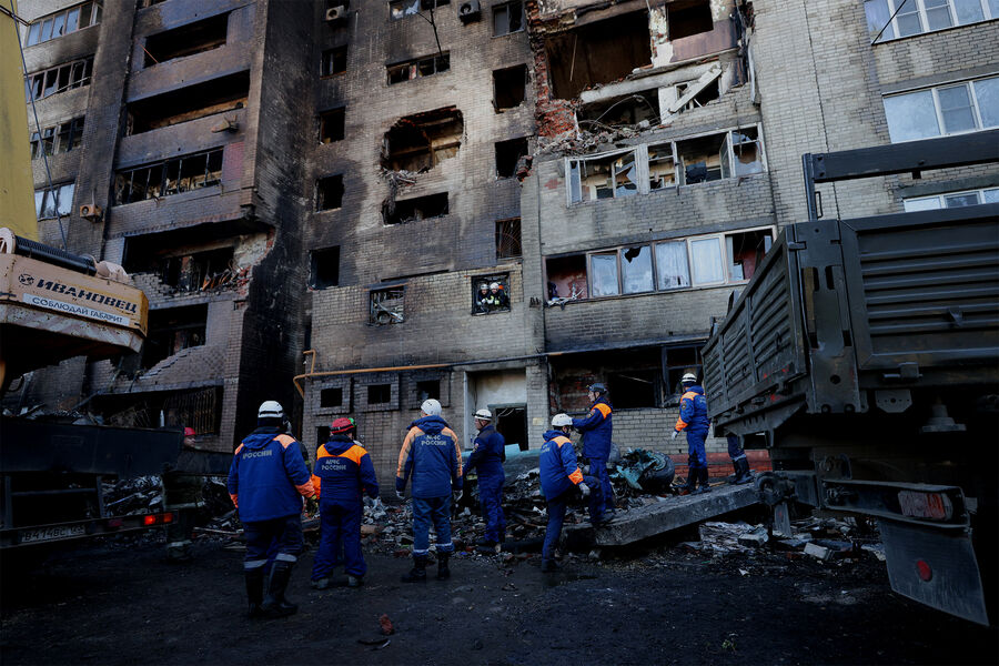 Сотрудники экстренных служб у&nbsp;жилого многоэтажного дома, где упал военный самолет Су-34, 18&nbsp;октября 2022&nbsp;года