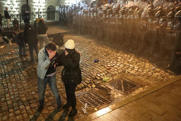 Во время акции протеста против закона об иностранных агентах возле здания парламента в&nbsp;Грузии, Тбилиси, 7&nbsp;марта 2023&nbsp;года