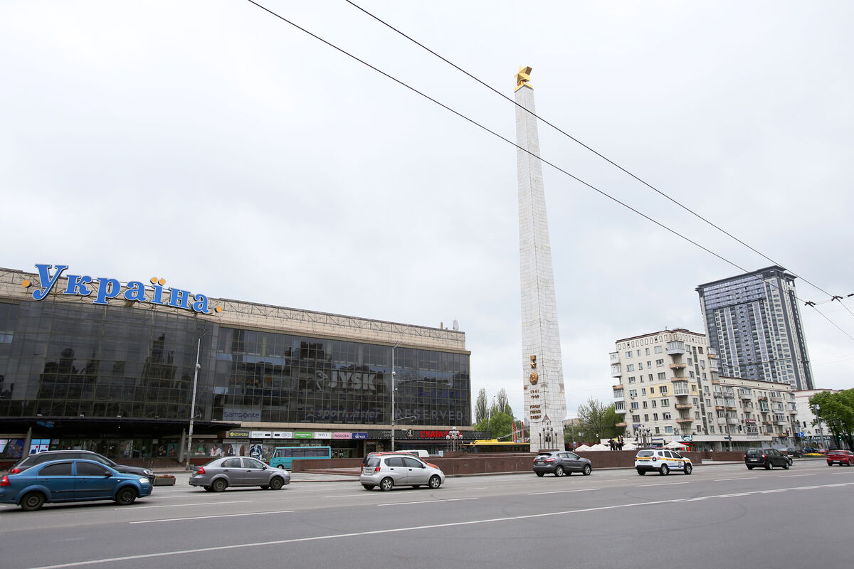 В Киеве демонтируют советскую звезду со стелы в честь Великой Победы -  Газета.Ru | Новости