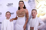 Блогер Валерия Чекалина (Лерчек) и ее дети Богдан и Алиса на музыкальной премии «Жара Music Awards 2024» в Москве