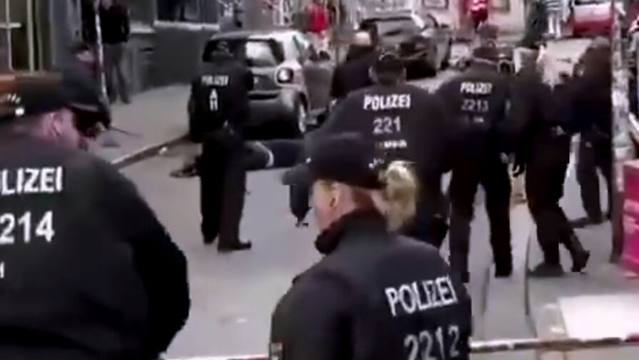 Опубликовано видео нападения мужчины с киркой на полицейских на Евро-2024