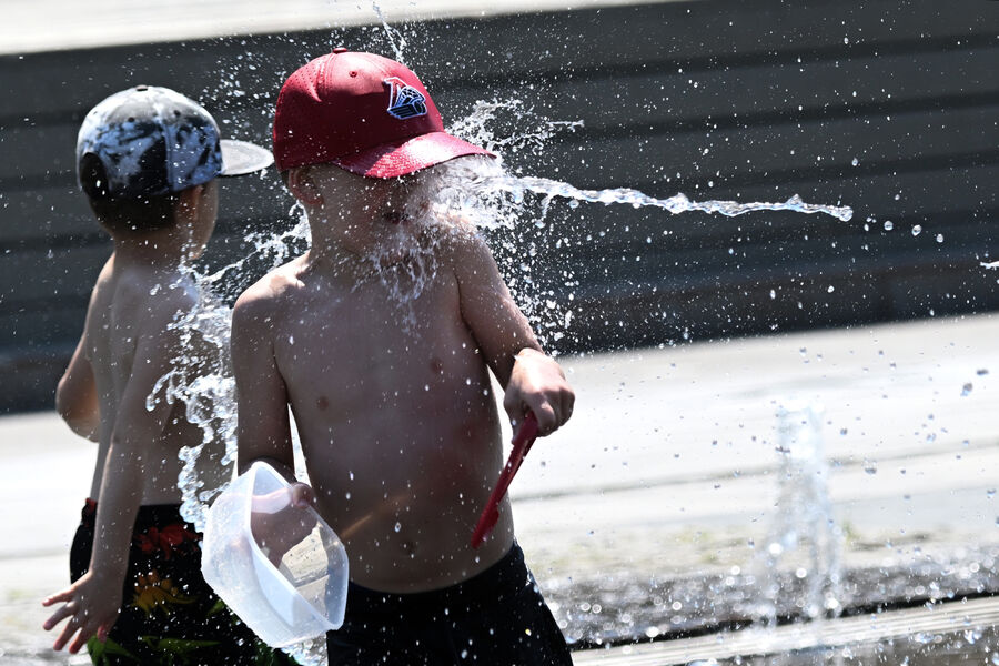 Мальчики играют у&nbsp;фонтана в&nbsp;парке Музеон в&nbsp;Москве, 3&nbsp;июля 2024&nbsp;года