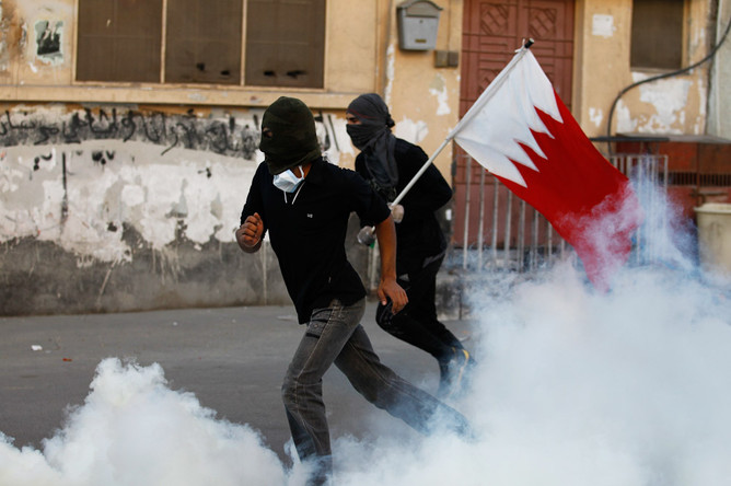 В ходе столкновений демонстрантов и полиции в Бахрейне погиб подросток, десятки человек ранены