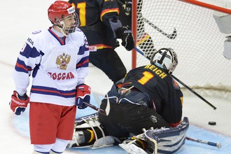 Рузаль Галеев (слева) и вратарь сборной Германии Кевин Райх в четвертьфинале ЮЧМ