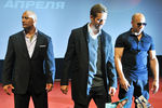 Актеры Дуэйн Джонсон, Пол Уокер и Вин Дизель (слева направо) перед премьерой фильма «Форсаж 5» в Москве, 2011 год