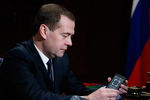 Дмитрий Медведев получил в подарок от генерального директора государственной корпорации «Ростехнологии» Сергея Чемезова новый смартфон с двумя дисплеями YotaРhone