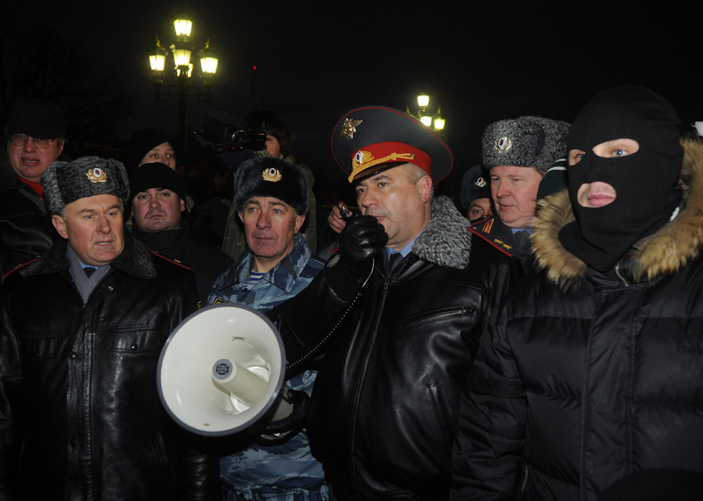 Начальник ГУВД Москвы генерал-майор Владимир Колокольцев (в центре) во время акции в память об убитом болельщике «Спартака» Егоре Свиридове, которая прошла на Манежной площади