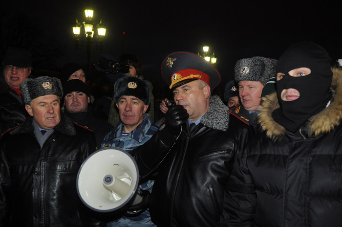 Начальник ГУВД Москвы генерал-майор Владимир Колокольцев (в центре) во время акции в память об убитом болельщике «Спартака» Егоре Свиридове, которая прошла на Манежной площади