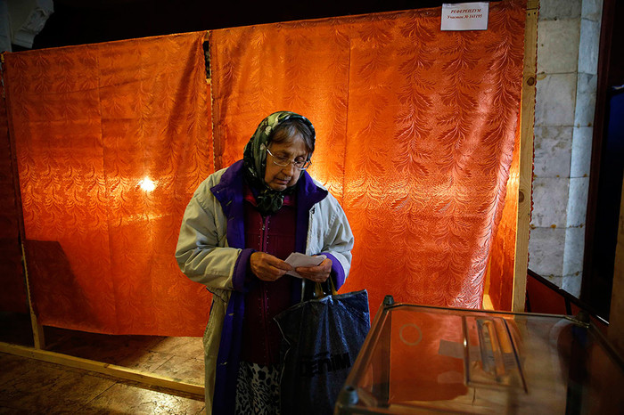 Женщина голосует на&nbsp;референдуме о&nbsp;статусе самопровозглашенной Донецкой народной республики на&nbsp;избирательном участке в&nbsp;Славянске