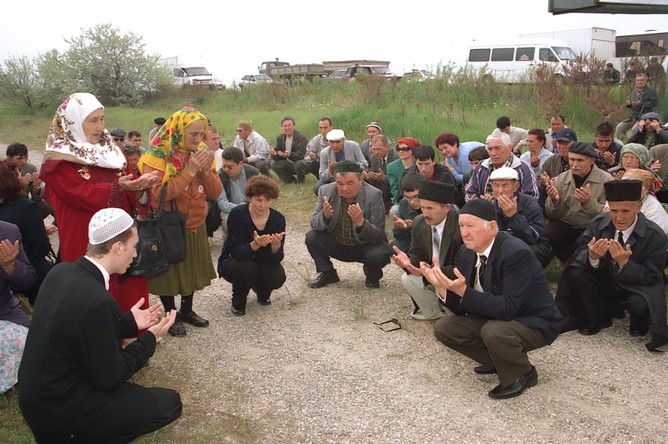 Крымские татары во время траурного молебна 