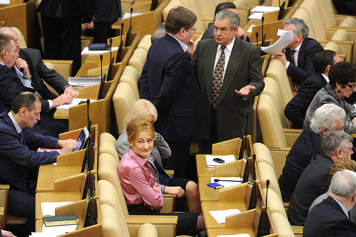 Депутаты перед пленарным заседанием нижней палаты российского парламента