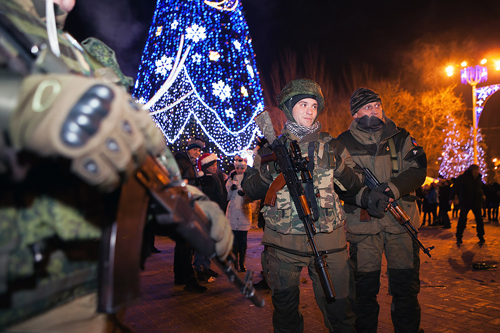 Ополченцы у новогодней елки в центре города