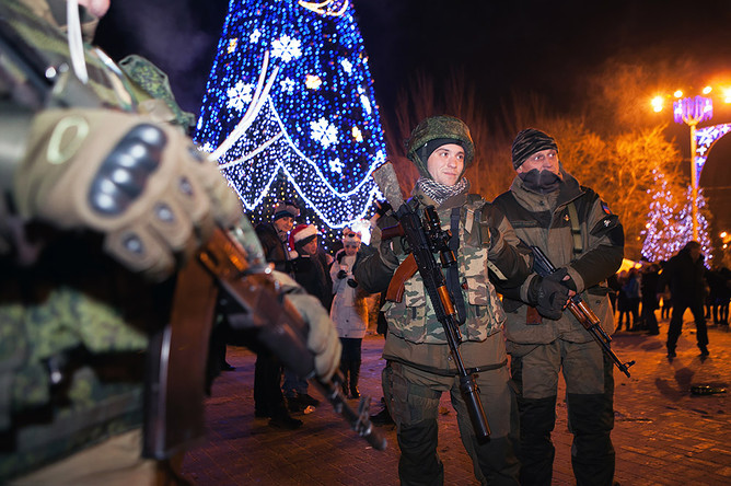 Ополченцы у новогодней елки в центре города
