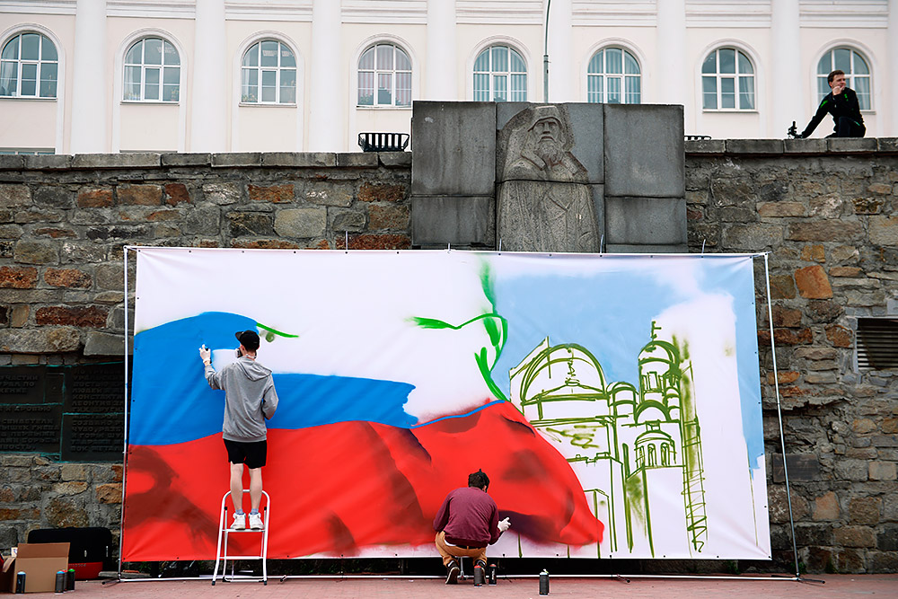 Уличные художники рисуют граффити в рамках празднования Дня России у плотины городского пруда на реке Исеть в Екатеринбурге