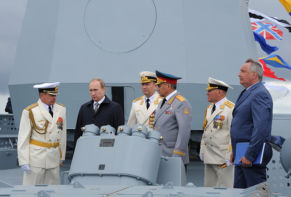 Командир фрегата «Адмирал Горшков» Олег Гусев, президент России Владимир Путин, главнокомандующий ВМФ России Виктор Чирков, министр обороны РФ Сергей Шойгу, командующий Балтийским флотом РФ Виктор Кравчук и вице-премьер РФ Дмитрий Рогозин (слева направо) на борту фрегата «Адмирал Горшков» во время празднования Дня Военно-морского флота России в Балтийске