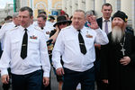 Командующий ВДВ РФ Владимир Шаманов (в центре) перед крестным ходом от храма Илии Пророка до Красной площади в рамках празднования Дня ВДВ