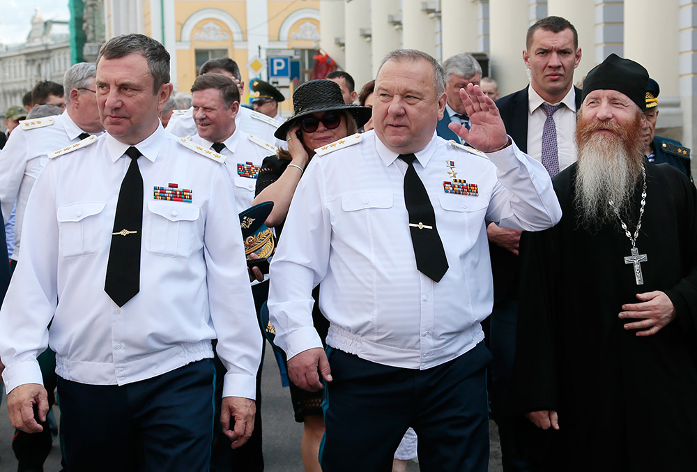 Командующий ВДВ РФ Владимир Шаманов (в центре) перед крестным ходом от храма Илии Пророка до Красной площади в рамках празднования Дня ВДВ