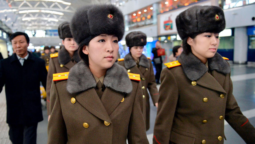 Участницы северокорейской женской поп-группы «Моранбон» в&nbsp;аэропорту Пекина