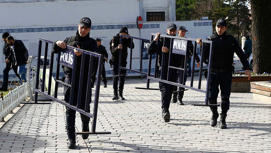 Полиция на&nbsp;месте взрыва в&nbsp;центре Стамбула