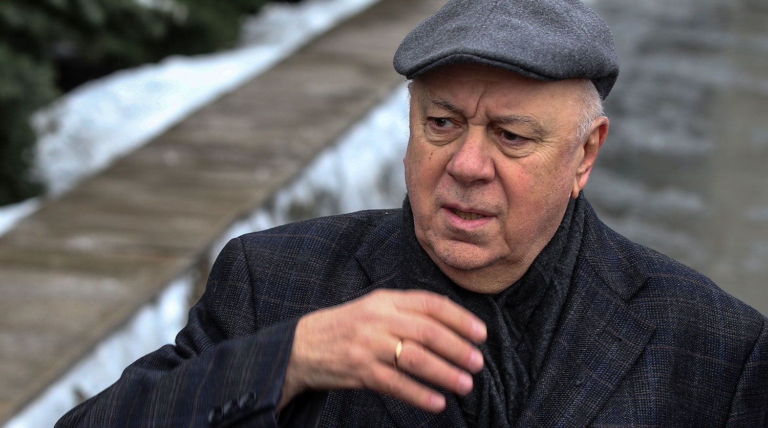 Писатель Аркадий Инин перед церемонией прощания с актрисой Натальей Крачковской на Троекуровском кладбище