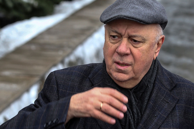 Писатель Аркадий Инин перед церемонией прощания с актрисой Натальей Крачковской на Троекуровском кладбище