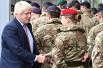 Глава МИД Британии Борис Джонсон с солдатами НАТО в Эстонии, 8 сентября 2017 года