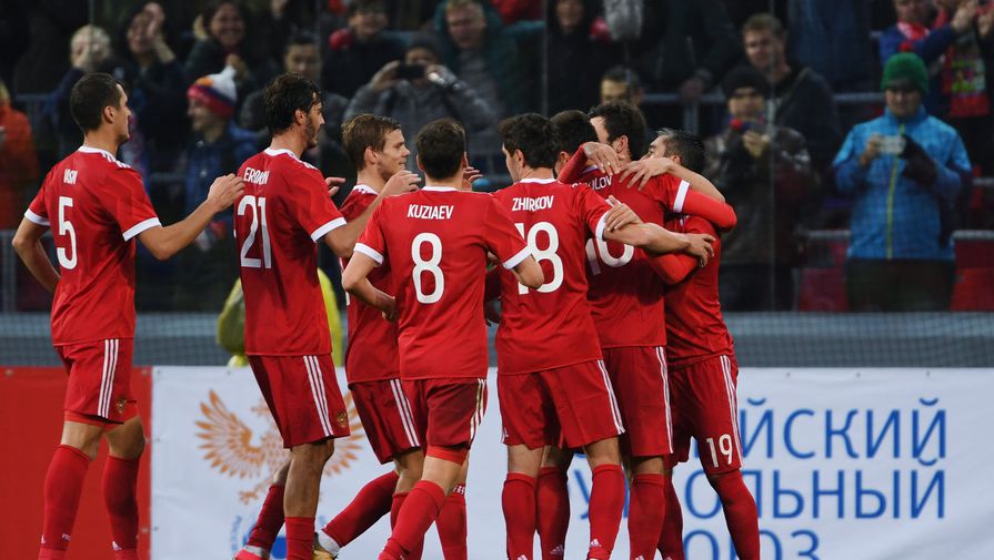Футболисты сборной России празднуют гол в ворота Южной Кореи 