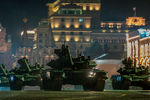 Танки Т-90А на репетиции военного парада, посвященного 71-й годовщине Победы в Великой Отечественной войне, на Красной площади в Москве, 2016 год