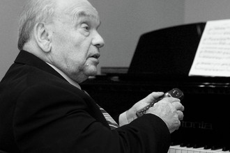Композитор Владимир Шаинский в день своего 80-летия у себя дома, Москва, 12 декабря