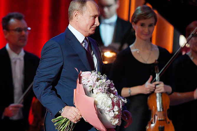 Президент РФ Владимир Путин на юбилейном вечере композитора, народной артистки СССР Александры Пахмутовой в Большом театре России
