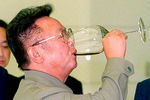 Ким Чен Ир с бокалом в ходе межкорейской встречи, 2000 год