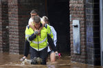 Спасатель помогает жителям эвакуироваться, коммуна Пепенстер, Бельгия, 15 июля 2021 года
