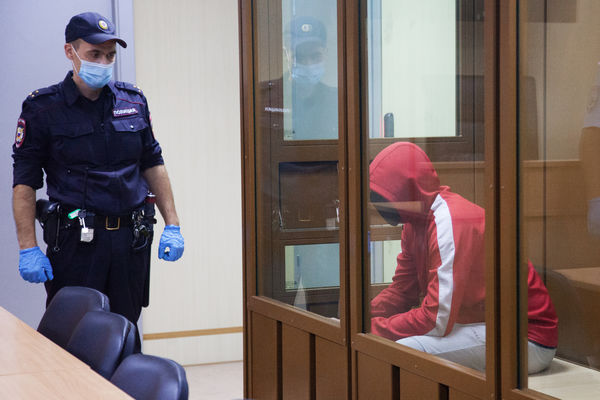 Виталий Бережной, задержанный по подозрению в изнасиловании и убийстве тюменской школьницы, в зале Ленинского суда Тюмени во время избрания меры пресечения, 27 августа 2021 года 