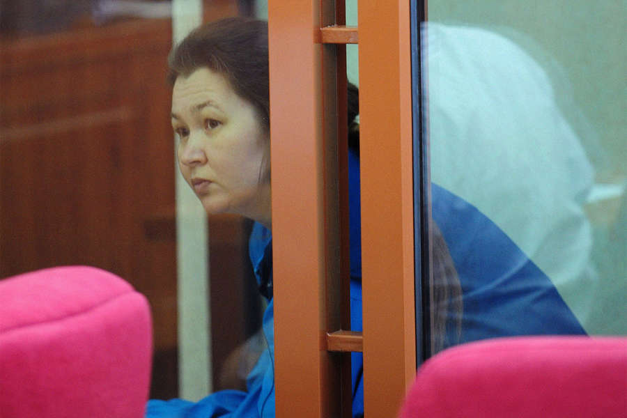 Ирина Гайдамачук, обвиняемая в убийстве 17 пожилых людей, перед началом заседания в Свердловском областном суде, 2012 год