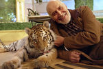 Николай Дроздов с тигром на съемках программы «В мире животных», 2006 год