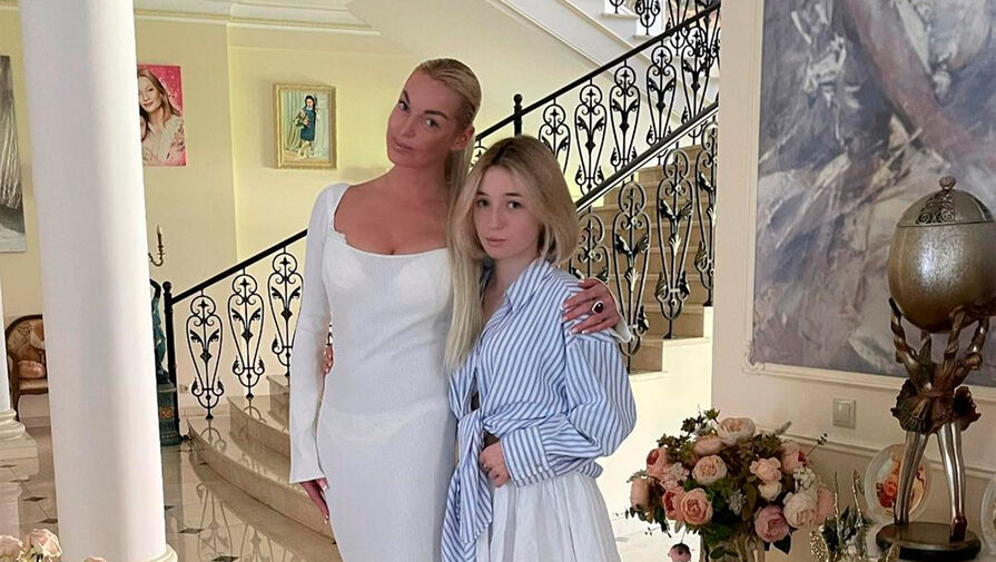 Волочкова заявила, что не лезет в личную жизнь дочери