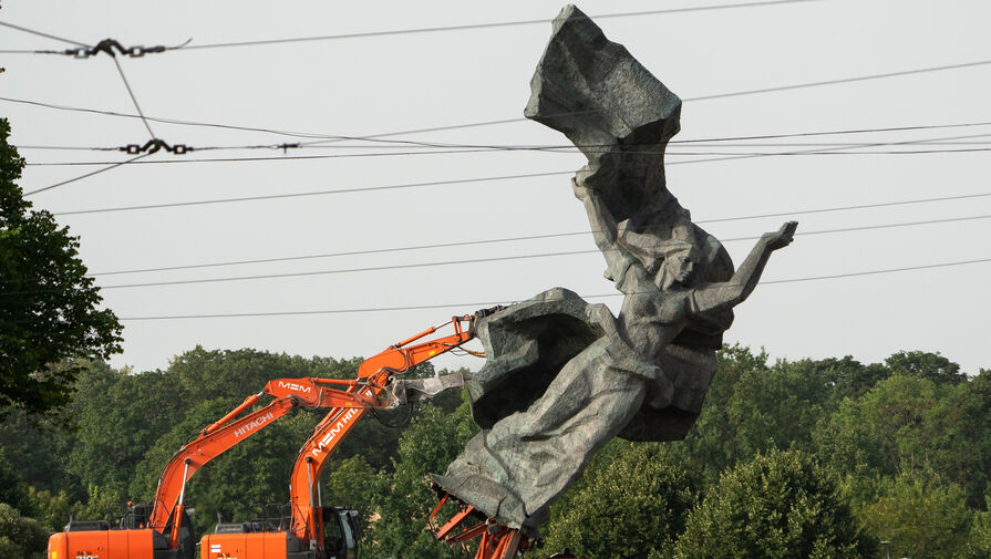 ООН предписала властям Риги остановить снос демонтированного памятника Освободителям