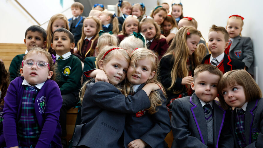 В новом учебном году в школы шотландского Инверклайда пойдут 17 пар близнецов