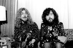 Вокалист Led Zeppelin Роберт Плант и гитарист Джимми Пейдж на пресс-конференции перед выступлением в Лос-Анджелесе, 1970 год