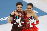 Алина Загитова (справа) и Евгения Медведева на пьедестале почета