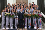 Председатель правительства РФ Дмитрий Медведев фотографируется с российскими спортсменами - победителями и призерами XXIII зимних Олимпийских игр в Пхенчхане, 28 февраля 2018 года