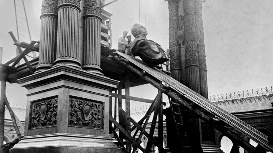 Разборка памятника Александру II в Кремле. Москва, 1918 год