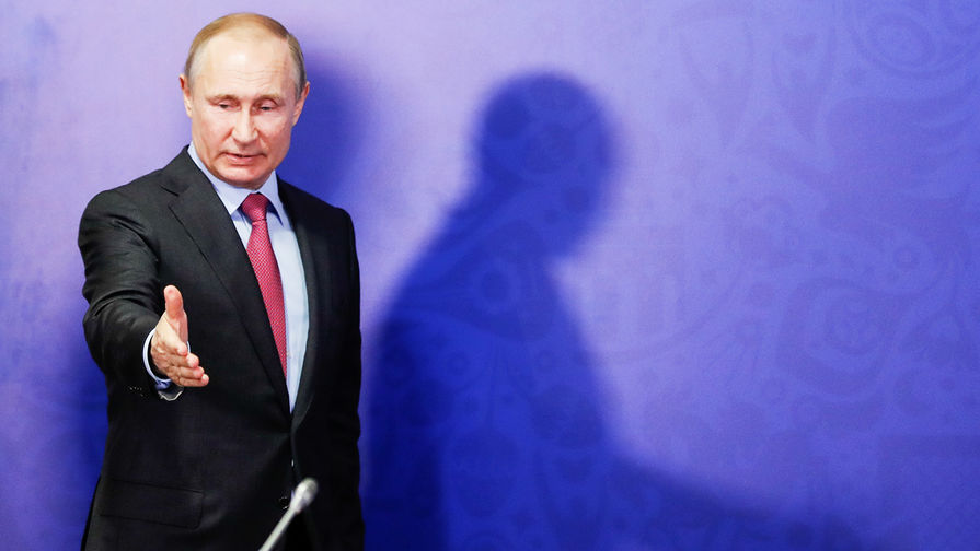Президент России Владимир Путин во время заседания наблюдательного совета АНО «Организационный комитет «Россия-2018» в Сочи, 3 мая 2018 года