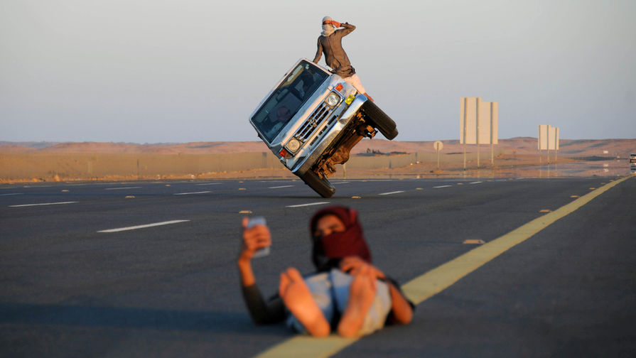 Селфи на&nbsp;фоне автомобильного трюка в&nbsp;Табуке, Саудовская Аравия, март 2018 года