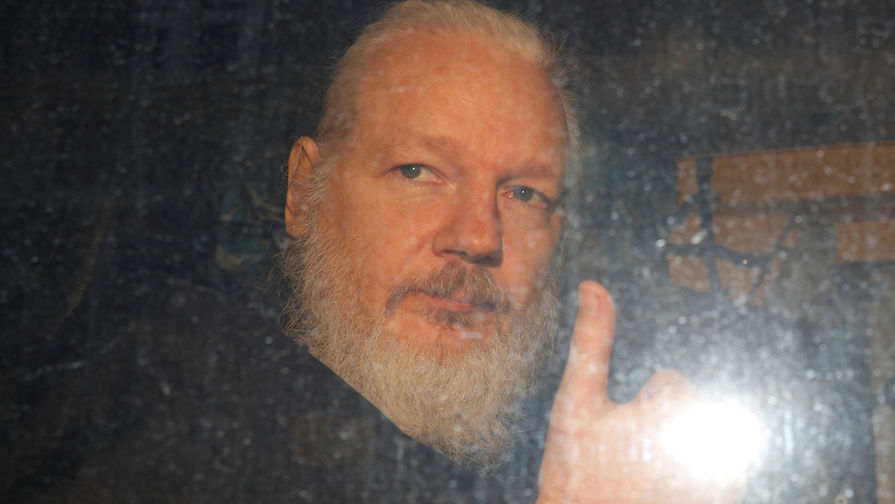 Основатель WikiLeaks Джулиан Ассанж в полицейском автомобиле после ареста в посольстве Эквадора в Лондоне, 11 апреля 2019 года